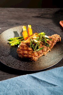 美味牛排摆盘精致