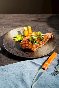 香煎牛排配时蔬摆盘精美