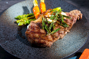 美味牛排配精致蔬菜