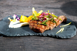 石板上的美味牛排与配菜