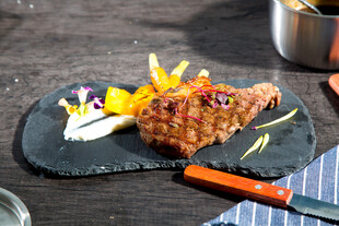 美味牛排摆盘精致