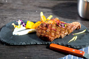 美味牛排搭配精致配菜