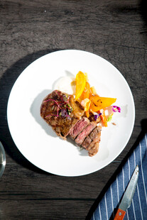 美味牛排摆盘精致