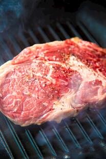 烤架上的鲜嫩多汁牛排