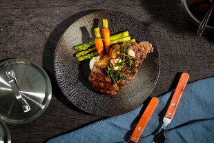 美味牛排配多彩蔬菜