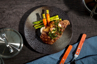 精致摆盘的美味烤肉料理