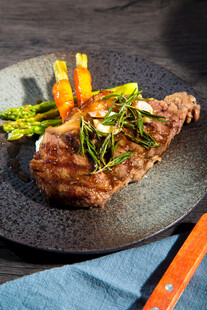 香煎牛排配时蔬摆盘精美