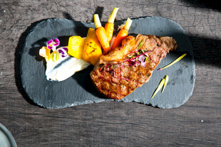 美味牛排摆盘精致