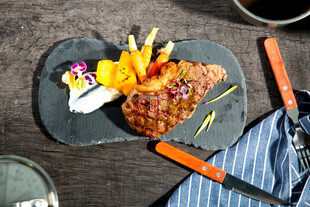 精致摆盘的美味烤肉