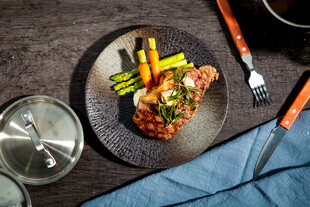 美味牛排配蔬菜摆盘