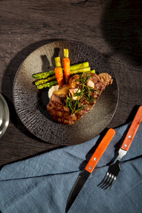 美味牛排佳肴佐新鲜蔬菜