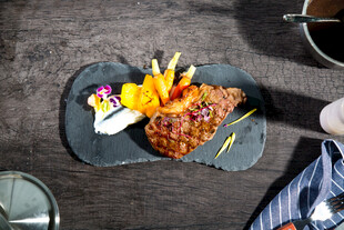 美味牛排配多样配菜