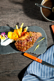 美味烤肉摆盘与精致配菜