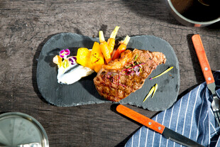 美味牛排配多样配菜