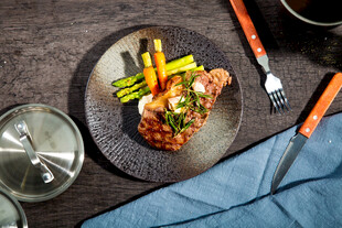 精致摆盘的美味牛排料理