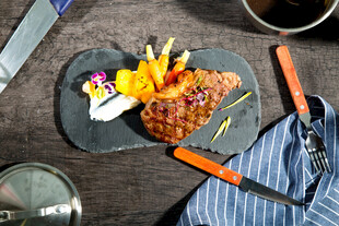 美味牛排摆盘精致餐食