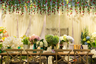 浪漫花卉装饰的温馨场景