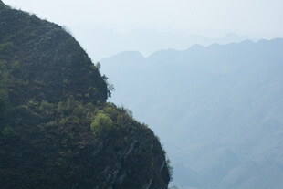 陡峭山峦 远景朦胧之美
