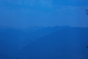 雾霭中的远山景致