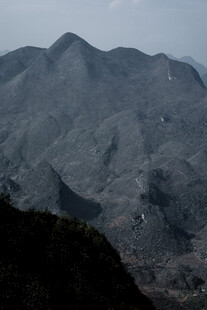 山峦叠嶂的壮阔自然景观