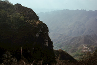 壮丽山景 云雾缭绕的峰峦