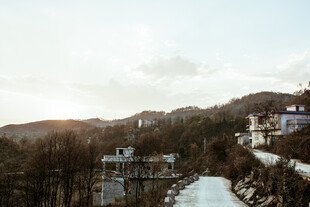 山间村落雪景风光
