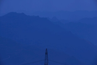 夜幕下的山峦与输电塔