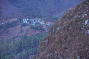 山间村落隐于葱郁山林间