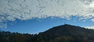 蓝天白云下的青山美景
