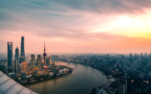上海地标东方明珠日落城市风光