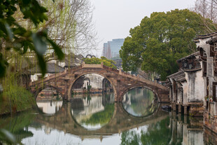 乌镇民居河道石拱桥风光