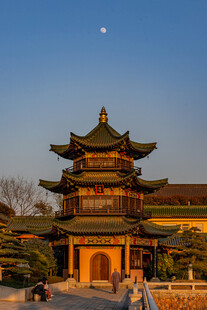 九江庐山东林寺傍晚月亮同框