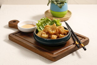 美味炸物配蘸料与蔬菜
