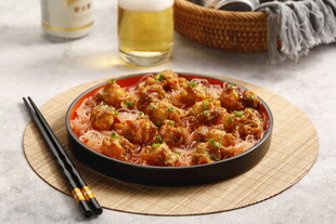 美味虾仁炒饭盛于盘中