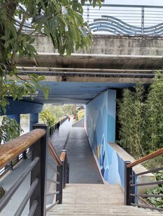 蓝色步道上的高架桥景观