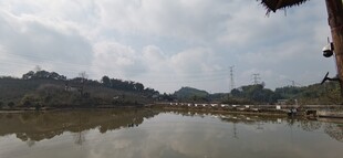 宁静山水倒影美景