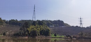 田野中的高压输电塔