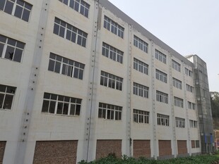 多层白色厂房外观