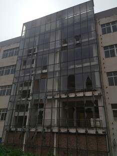 老旧多层玻璃幕墙建筑