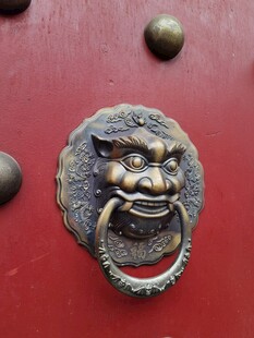 古铜狮头门环特写