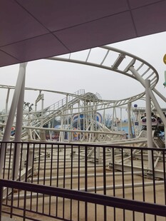 户外游乐园的金属游乐设施