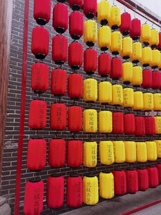 红黄桶整齐排列展示架