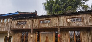 古朴木质建筑外观