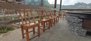 户外摆放的木质椅子