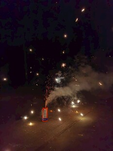 夜晚烛光营造梦幻氛围