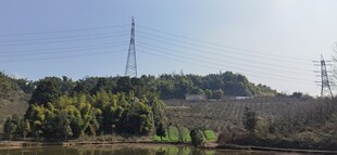 山丘上的输电塔与绿植