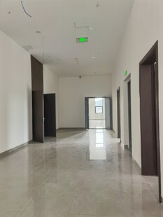 空旷明亮的室内走廊空间