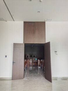 敞开的双扇门室内景象