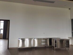 空旷室内不锈钢操作台