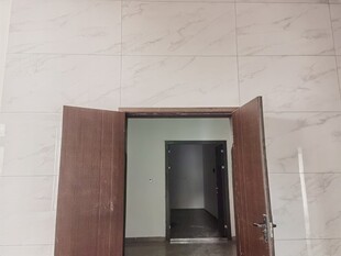 敞开的双开门室内场景